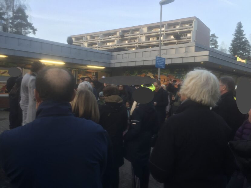 Folkemøte på Vestli torg med beboere, frivillige og politi etter flere voldshendelser i området i 2017–2018. Møtet var del av en lokal mobilisering for økt trygghet. (Foto: Jan Bøhler.)