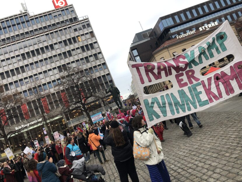 Foreningen Fri Oslo og Viken under parolen «Transkamp er kvinnekamp» på 8. mars i Oslo. (Foto: Fri.)