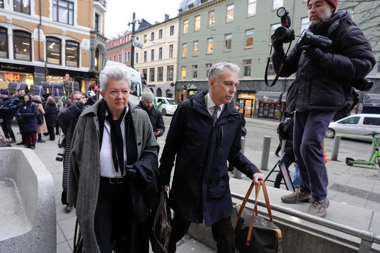 Ellen Holager Andenæs og Petar Sekulic er Høibys forsvarere. 