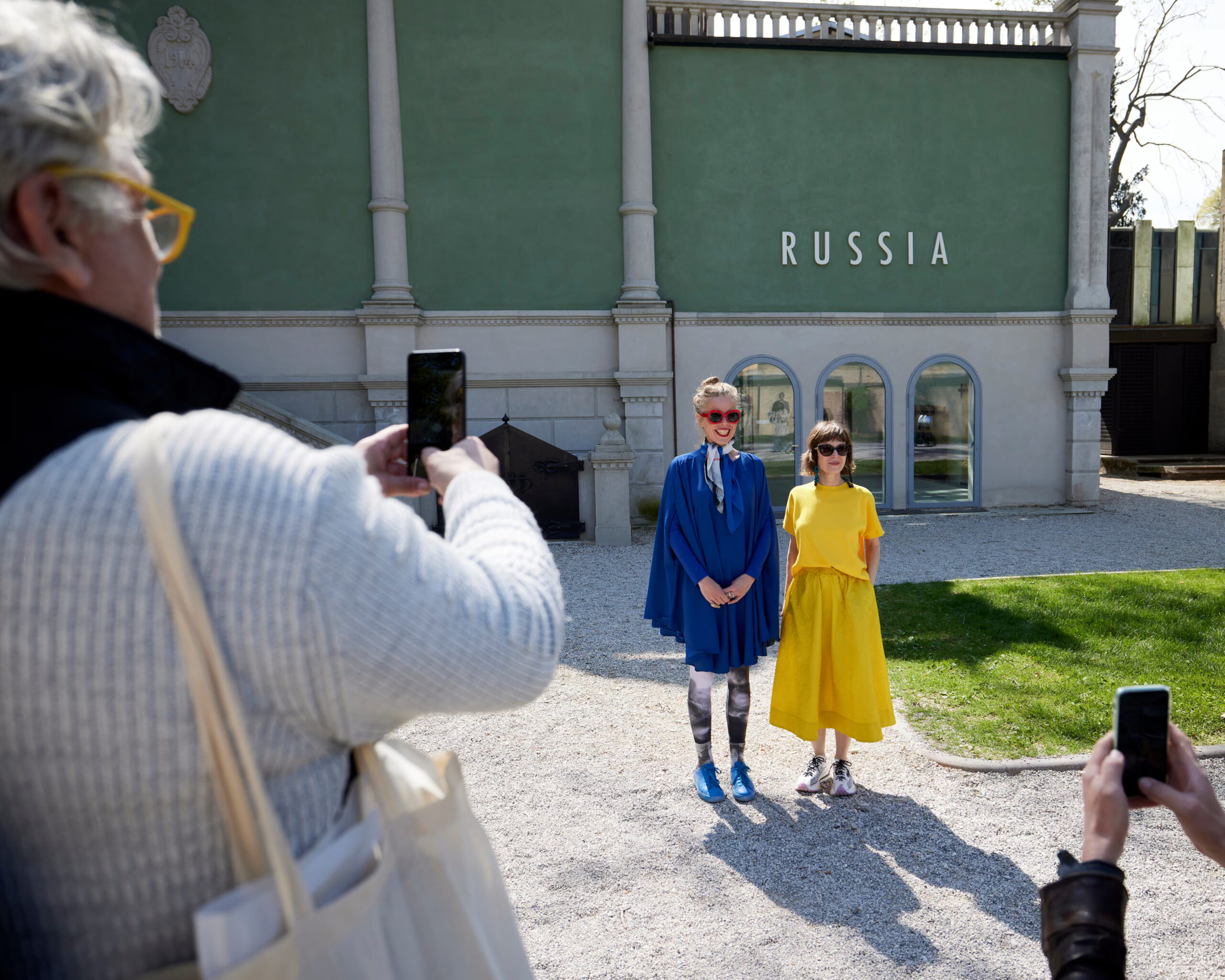 Gjester poserer foran den stengte Russland-paviljongen på Veneziabiennalen i 2022. (Foto: David Levene/The Guardian.)