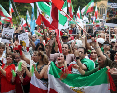 Iranere verden over feirer etter at ayatollah Ali Khamenei ble drept i Israel og USAs bombetokt. Her fra Hyde Park i Sydney, Australia. (Foto: Lisa Maree Williams/Getty.)