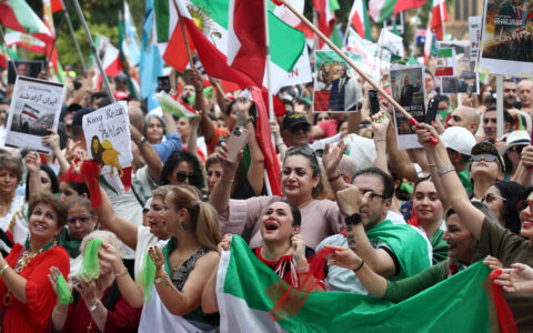 Iranere verden over feirer etter at ayatollah Ali Khamenei ble drept i Israel og USAs bombetokt. Her fra Hyde Park i Sydney, Australia. (Foto: Lisa Maree Williams/Getty.)