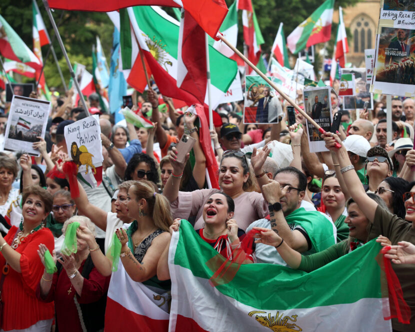 Iranere verden over feirer etter at ayatollah Ali Khamenei ble drept i Israel og USAs bombetokt. Her fra Hyde Park i Sydney, Australia. (Foto: Lisa Maree Williams/Getty.)