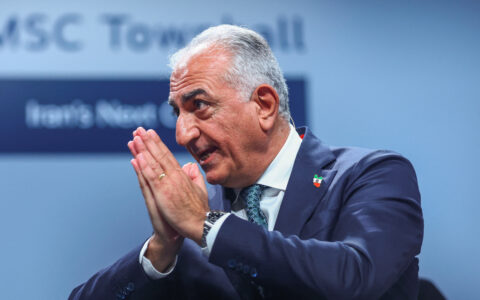 «Kronprins» Reza Pahlavi, sønn av Irans siste sjah, forsøker å forene iranske minoriteter mot ayatolla-regimet under sikkerhetskonferansen i München. (Foto: Reuters/Thilo Schmuelgen.)