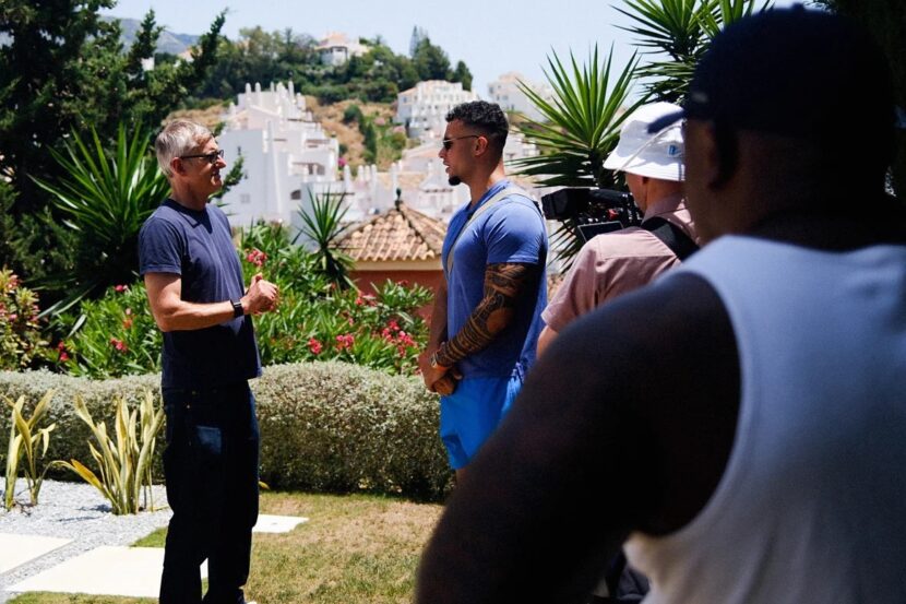 Dokumentarfilmskaper Louis Theroux snakker med influenseren Harrison «HSTikkyTokky» Sullivan i «Inside the Manosphere». (Foto: Netflix.)