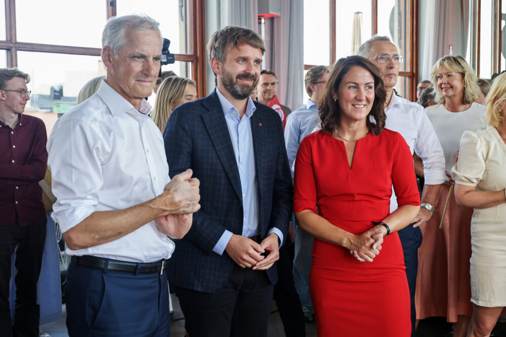 Oslo 20250728. Statsminister Jonas Gahr Støre, helse- og omsorgsminister Jan Christian Vestre, og arbeid- og inkluderingsminister Tonje Brenna under valgkampsmarkeringen til Arbeiderpartiet på byens tak på Youngstorget. (Foto: Geir Olsen/NTB.)
