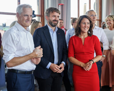 Oslo 20250728. Statsminister Jonas Gahr Støre, helse- og omsorgsminister Jan Christian Vestre, og arbeid- og inkluderingsminister Tonje Brenna under valgkampsmarkeringen til Arbeiderpartiet på byens tak på Youngstorget. (Foto: Geir Olsen/NTB.)