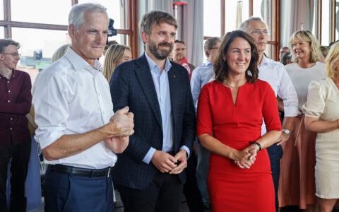 Oslo 20250728. Statsminister Jonas Gahr Støre, helse- og omsorgsminister Jan Christian Vestre, og arbeid- og inkluderingsminister Tonje Brenna under valgkampsmarkeringen til Arbeiderpartiet på byens tak på Youngstorget. (Foto: Geir Olsen/NTB.)