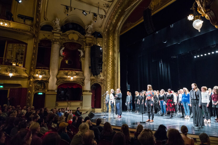 Skuespillere forteller historier knyttet til #meeto-kampanjen på Nationaltheatret søndag kveld. 606 norske skuespillere har signert oppropet (Foto: Audun Braastad/NTB.)