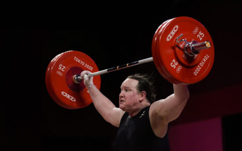 Laurel Hubbard of New Zealand competes in the women's +87kg weightlifting event at the 2020 Summer Olympics, Monday, Aug. 2, 2021, in Tokyo, Japan. (Foto: AP/Seth Wenig/NTB.)