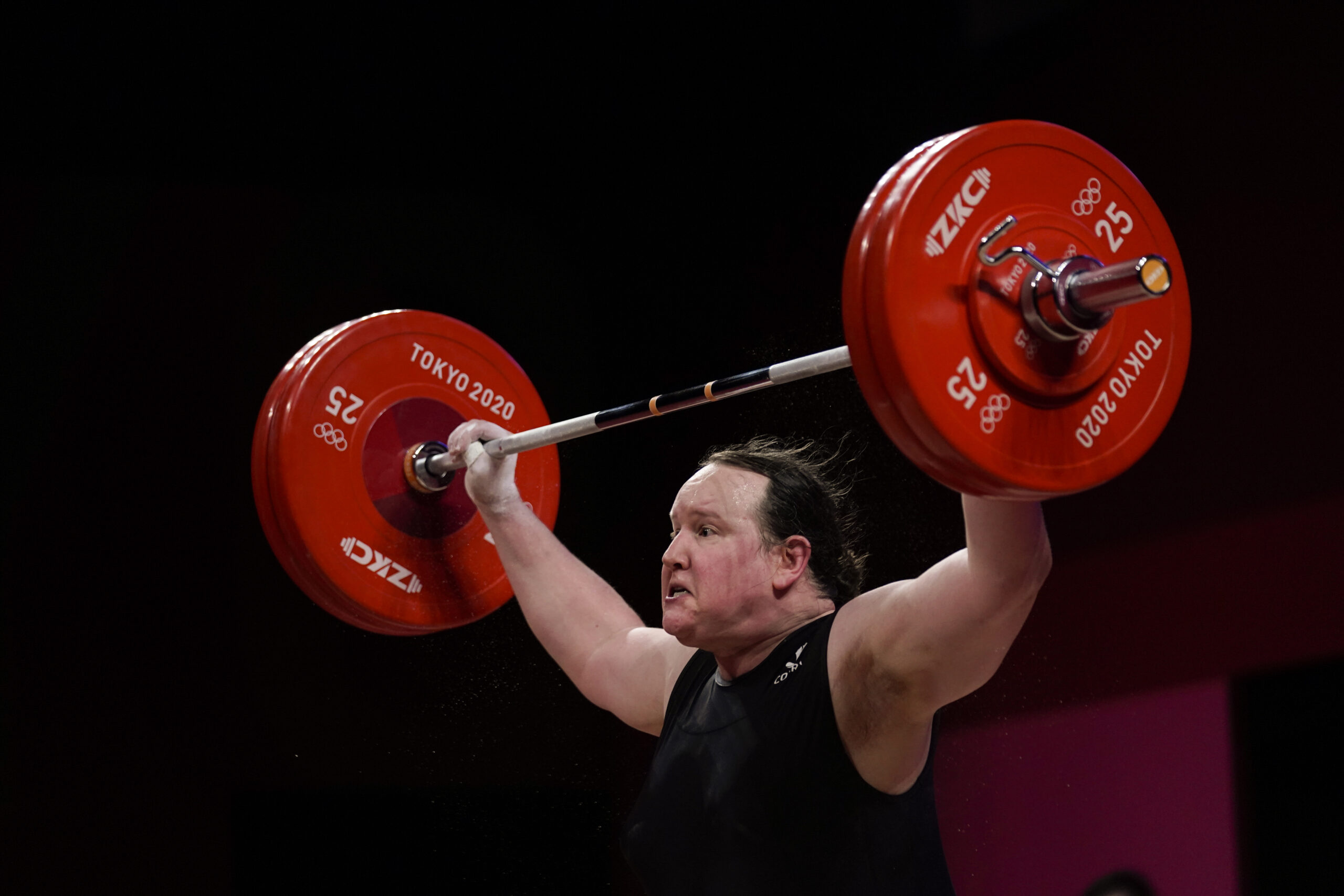 Laurel Hubbard of New Zealand competes in the women's +87kg weightlifting event at the 2020 Summer Olympics, Monday, Aug. 2, 2021, in Tokyo, Japan. (Foto: AP/Seth Wenig/NTB.)