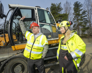 Oslo 20250323. Senterpartileder Trygve Slagsvold Vedum ønsker lettelser til arbeidsfolk og kommer med skatte- og avgiftsplan. Julie Brodtkorb i t.h. er adj dir. i Maskinentrepenørenes forbund. (Foto: Terje Pedersen/NTB.)