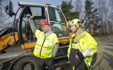 Oslo 20250323. Senterpartileder Trygve Slagsvold Vedum ønsker lettelser til arbeidsfolk og kommer med skatte- og avgiftsplan. Julie Brodtkorb i t.h. er adj dir. i Maskinentrepenørenes forbund. (Foto: Terje Pedersen/NTB.)