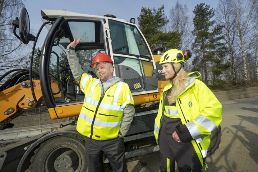 Oslo 20250323. Senterpartileder Trygve Slagsvold Vedum ønsker lettelser til arbeidsfolk og kommer med skatte- og avgiftsplan. Julie Brodtkorb i t.h. er adj dir. i Maskinentrepenørenes forbund. (Foto: Terje Pedersen/NTB.)