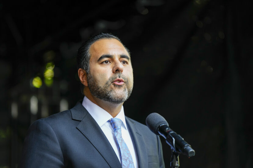 Stortingspresident Masud Gharahkhani under minnemarkeringen på treårsdagen for terrorangrepet 25. juni i Rosenkrantz' gate i Oslo.Foto: Cornelius Poppe / NTB