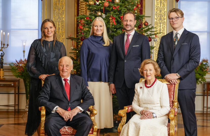 Oslo 20251219. Kong Harald, dronning Sonja, kronprins Haakon, kronprinsesse Mette-Marit, prinsesse Ingrid Alexandra og prins Sverre Magnus under julefotograferingen i den røde salong på Slottet i Oslo fredag. (Foto: Lise Åserud/NTB.)