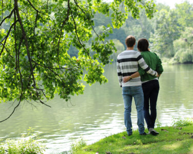 Ungt forelsket par i naturen. Sommerforelskelse. Ung kjærlighet. Forelskelse. Forelsket. Ung kvinne. Ung mann. Lykke. Nyter livet. Livsnyter. Tenåringer. Ser ut over vannet. Stripete genser. Melankoli. Drømmer. Drømmende. Fremtid. Fremtiden. Håp. Melankolsk. Young couple out in nature. (Modellklarert illustrasjonsfoto: Frank May/NTB.)