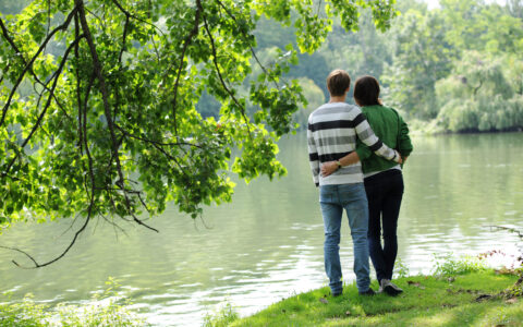 Ungt forelsket par i naturen. Sommerforelskelse. Ung kjærlighet. Forelskelse. Forelsket. Ung kvinne. Ung mann. Lykke. Nyter livet. Livsnyter. Tenåringer. Ser ut over vannet. Stripete genser. Melankoli. Drømmer. Drømmende. Fremtid. Fremtiden. Håp. Melankolsk. Young couple out in nature. (Modellklarert illustrasjonsfoto: Frank May/NTB.)