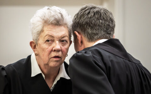 Oslo 20260302. Forsvarere for Marius Borg Høiby, Ellen Holager Andenæs og Petar Sekulic, i retten mandag. Saken mot Marius Borg Høiby pågår i sal 250 i Oslo tinghus. Marius Borg Høiby (29) er tiltalt for totalt 38 hendelser, blant annet fire sovevoldtekter, mishandling, vold, trusler, skadeverk, oppbevaring og overlevering av marihuana, brudd på besøksforbud og brudd på veitrafikkloven. Han erkjenner delvis straffskyld for det som gjelder den ene fornærmede, «Frogner-kvinnen», og tiltaleposten om trusler. Han erkjenner også brudd på veitrafikkloven, besøksforbudet og narkotika-anklagen. Han nekter straffskyld for resten av tiltalen. Det er totalt sju fornærmede. (Foto: Ole Berg-Rusten/NTB.)