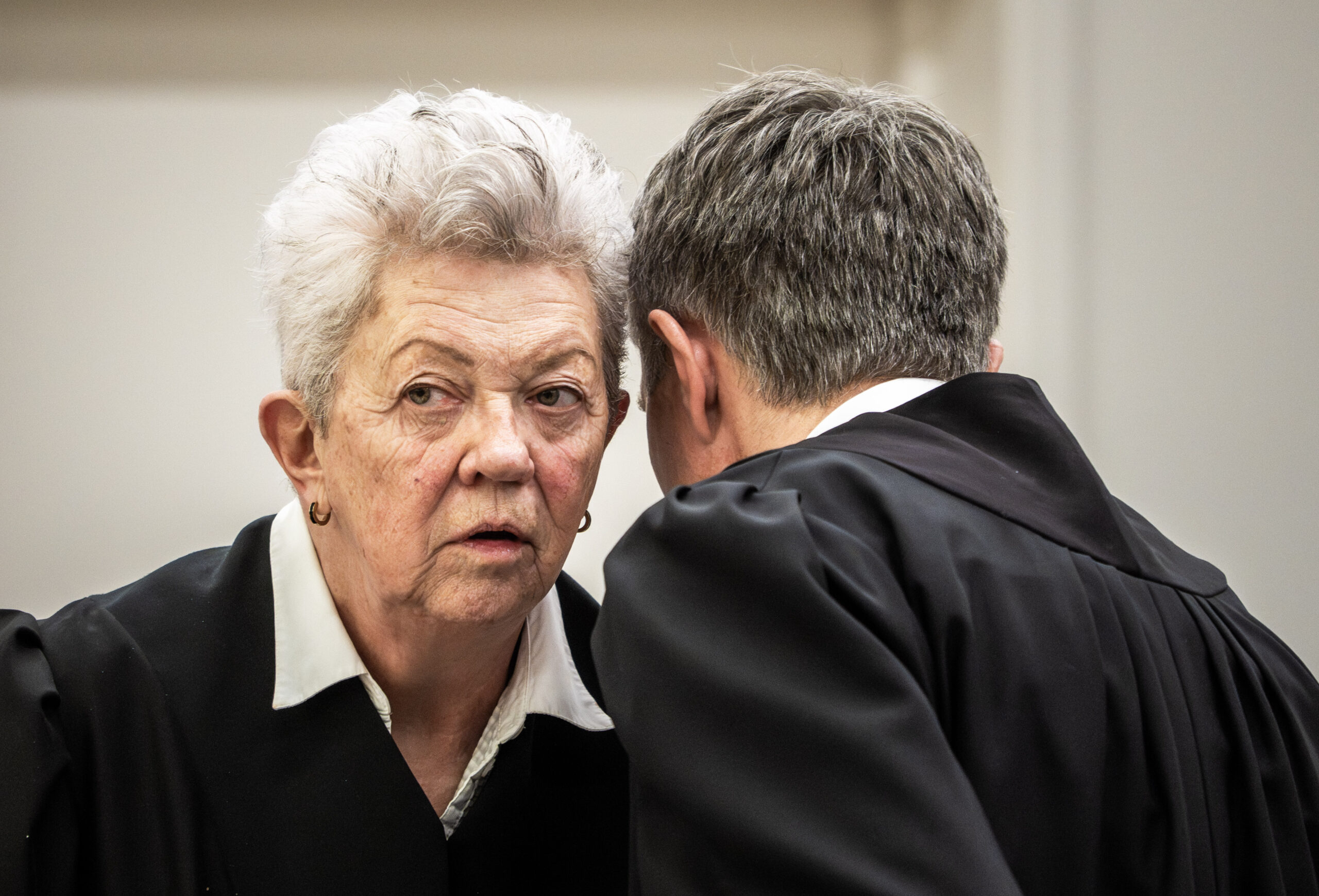 Oslo 20260302. Forsvarere for Marius Borg Høiby, Ellen Holager Andenæs og Petar Sekulic, i retten mandag. Saken mot Marius Borg Høiby pågår i sal 250 i Oslo tinghus. Marius Borg Høiby (29) er tiltalt for totalt 38 hendelser, blant annet fire sovevoldtekter, mishandling, vold, trusler, skadeverk, oppbevaring og overlevering av marihuana, brudd på besøksforbud og brudd på veitrafikkloven. Han erkjenner delvis straffskyld for det som gjelder den ene fornærmede, «Frogner-kvinnen», og tiltaleposten om trusler. Han erkjenner også brudd på veitrafikkloven, besøksforbudet og narkotika-anklagen. Han nekter straffskyld for resten av tiltalen. Det er totalt sju fornærmede. (Foto: Ole Berg-Rusten/NTB.)