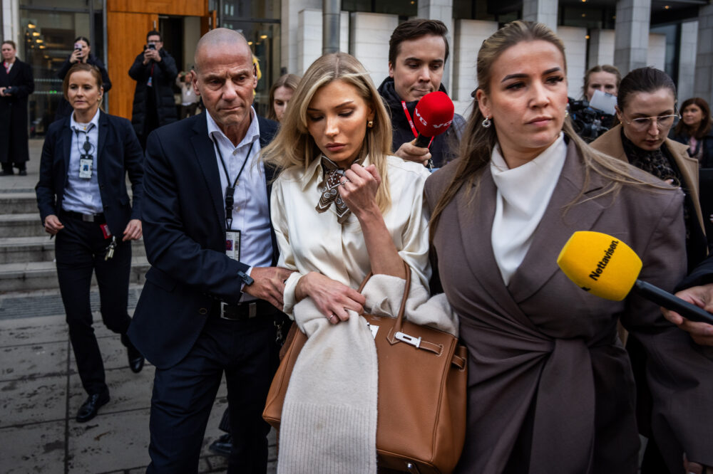 Oslo 20260224. Nora Haukland forlater tingretten med et stort presseoppbud tirsdag. Saken mot Marius Borg Høiby pågår i sal 250 i Oslo tinghus. Marius Borg Høiby (29) er tiltalt for totalt 38 hendelser, blant annet fire sovevoldtekter, mishandling, vold, trusler, skadeverk, oppbevaring og overlevering av marihuana, brudd på besøksforbud og brudd på veitrafikkloven. Han erkjenner delvis straffskyld for det som gjelder den ene fornærmede, «Frogner-kvinnen», og tiltaleposten om trusler. Han erkjenner også brudd på veitrafikkloven, besøksforbudet og narkotika-anklagen. Han nekter straffskyld for resten av tiltalen. Det er totalt sju fornærmede. (Foto: Ole Berg-Rusten/NTB.)