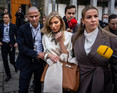 Oslo 20260224. Nora Haukland forlater tingretten med et stort presseoppbud tirsdag. Saken mot Marius Borg Høiby pågår i sal 250 i Oslo tinghus. Marius Borg Høiby (29) er tiltalt for totalt 38 hendelser, blant annet fire sovevoldtekter, mishandling, vold, trusler, skadeverk, oppbevaring og overlevering av marihuana, brudd på besøksforbud og brudd på veitrafikkloven. Han erkjenner delvis straffskyld for det som gjelder den ene fornærmede, «Frogner-kvinnen», og tiltaleposten om trusler. Han erkjenner også brudd på veitrafikkloven, besøksforbudet og narkotika-anklagen. Han nekter straffskyld for resten av tiltalen. Det er totalt sju fornærmede. (Foto: Ole Berg-Rusten/NTB.)