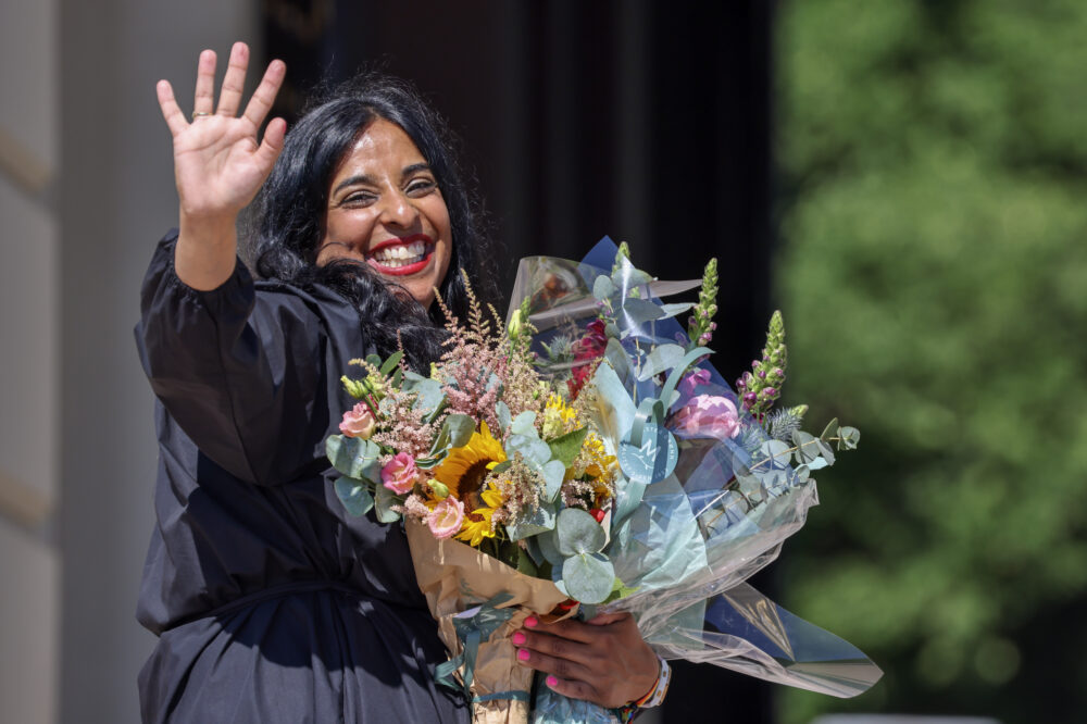 Oslo 20230628. Lubna Jaffery med blomster på Slottsplassen etter at hun ble utnevnt til kultur- og likestillingsminister etter Anette Trettebergstuen som sist fredag varslet sin avgang. (Foto: Geir Olsen/NTB.)