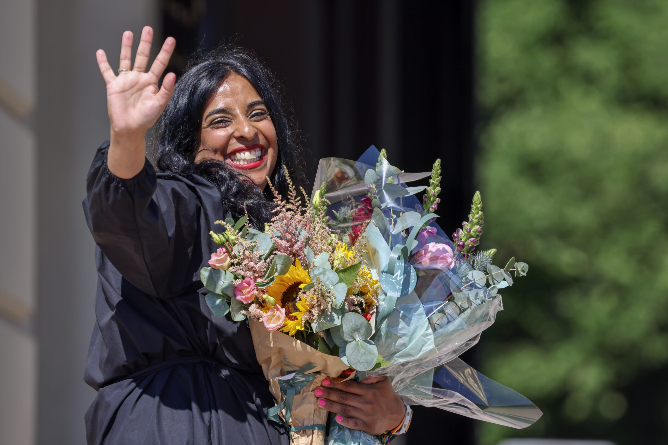 Oslo 20230628. Lubna Jaffery med blomster på Slottsplassen etter at hun ble utnevnt til kultur- og likestillingsminister etter Anette Trettebergstuen som sist fredag varslet sin avgang. (Foto: Geir Olsen/NTB.)