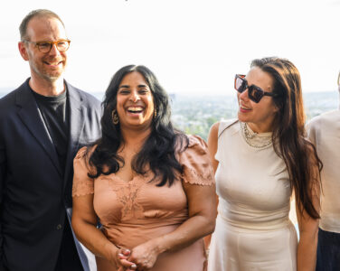 Norges kultur- og likestillingsminister Lubna Jaffery (Ap) er på plass i Hollywood før Oscar-gallaen, der filmen *Affeksjonsverdi* har ni nominasjonar. Her sammen med regissør Joachim Trier og produsentene Maria Ekerhovd og Andrea Berentsen Ottmar. (Foto: Henrik Montgomery/TT/NTB.)