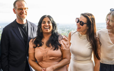 Norges kultur- og likestillingsminister Lubna Jaffery (Ap) er på plass i Hollywood før Oscar-gallaen, der filmen *Affeksjonsverdi* har ni nominasjonar. Her sammen med regissør Joachim Trier og produsentene Maria Ekerhovd og Andrea Berentsen Ottmar. (Foto: Henrik Montgomery/TT/NTB.)