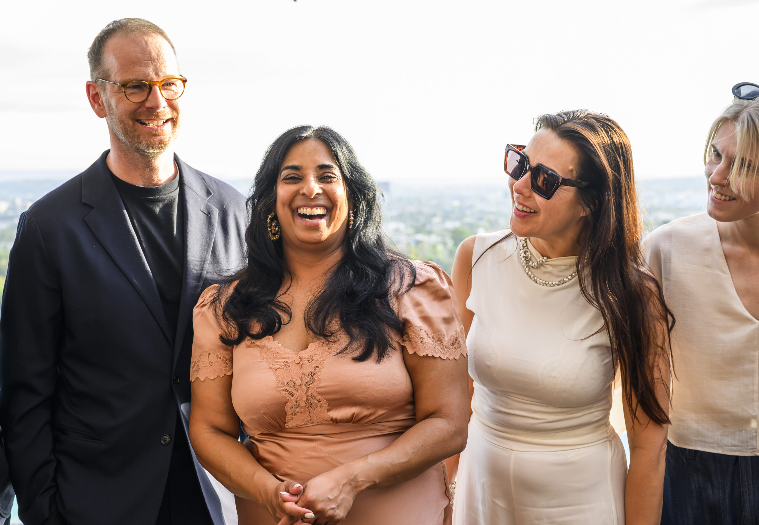 Norges kultur- og likestillingsminister Lubna Jaffery (Ap) er på plass i Hollywood før Oscar-gallaen, der filmen *Affeksjonsverdi* har ni nominasjonar. Her sammen med regissør Joachim Trier og produsentene Maria Ekerhovd og Andrea Berentsen Ottmar. (Foto: Henrik Montgomery/TT/NTB.)