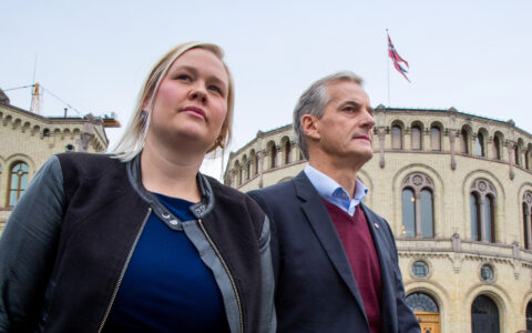 Oslo 20170907. Stabssjef Marte Ingul (t.v.) og AP-leder Jonas Gahr Støre på på vei til en partileder utspørring utenfor Stortinget torsdag formiddag. (Foto: Heiko Junge/NTB.)