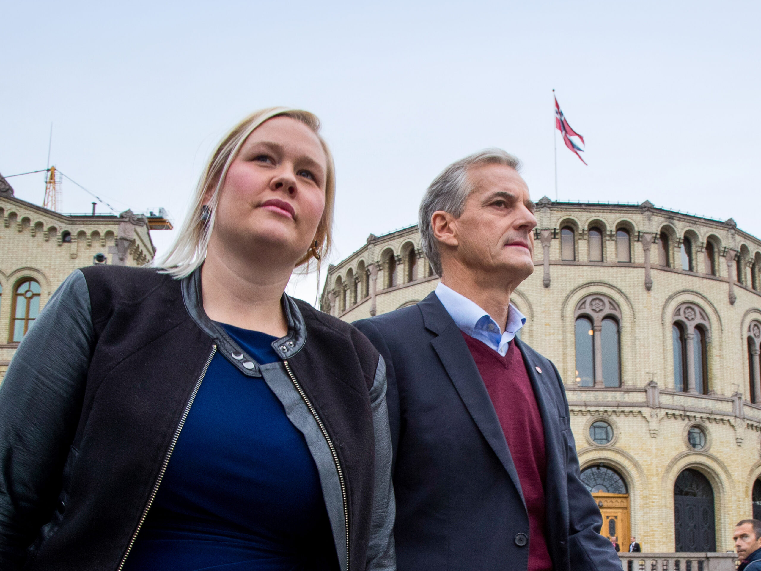 Oslo 20170907. Stabssjef Marte Ingul (t.v.) og AP-leder Jonas Gahr Støre på på vei til en partileder utspørring utenfor Stortinget torsdag formiddag. (Foto: Heiko Junge/NTB.)