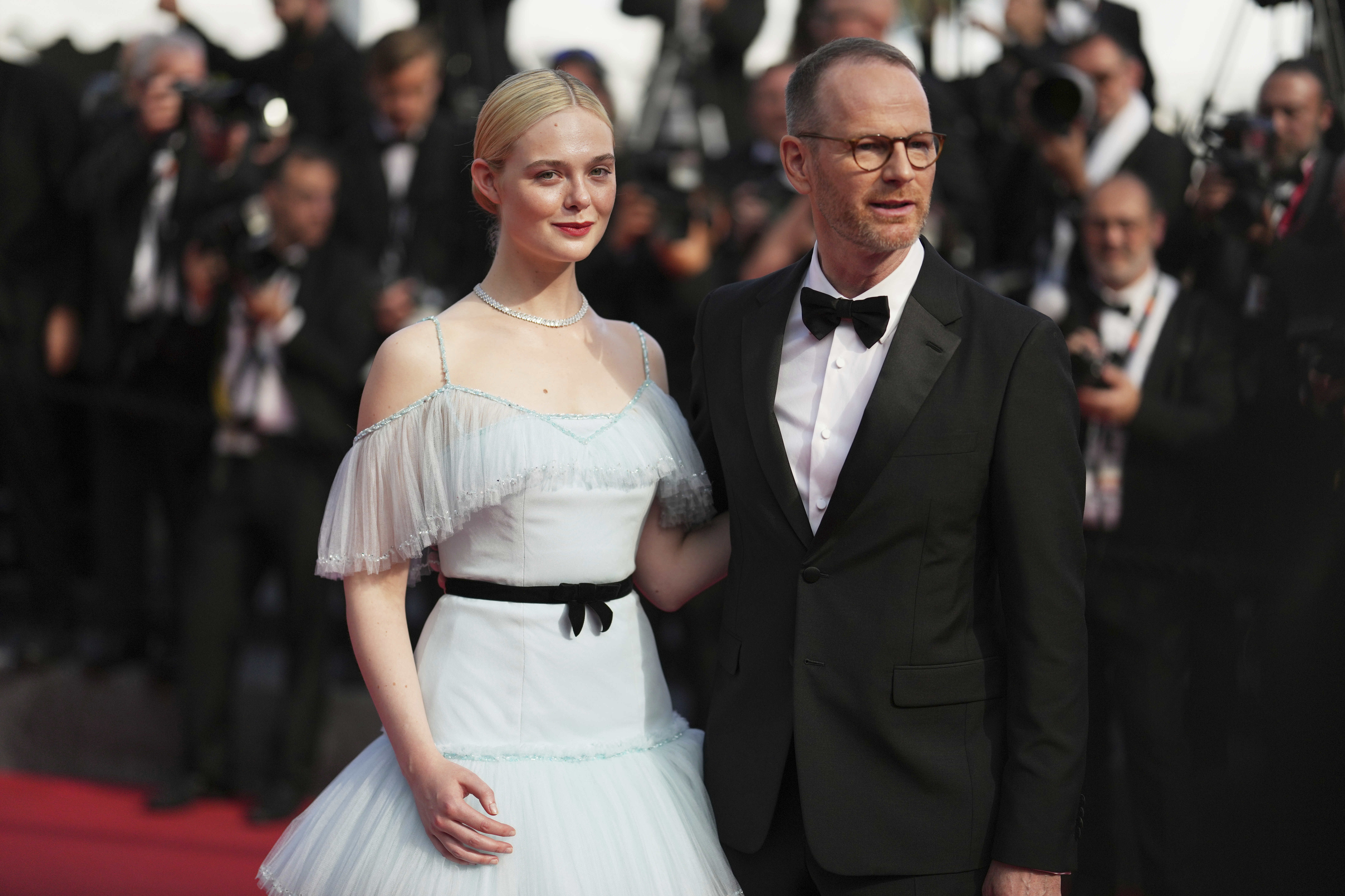 Elle Fanning, left, and Joachim Trier pose for photographers during the awards ceremony red carpet at the 78th international film festival, Cannes, southern France, Saturday, May 24, 2025. (Foto: AP Photo/Natacha Pisarenko)