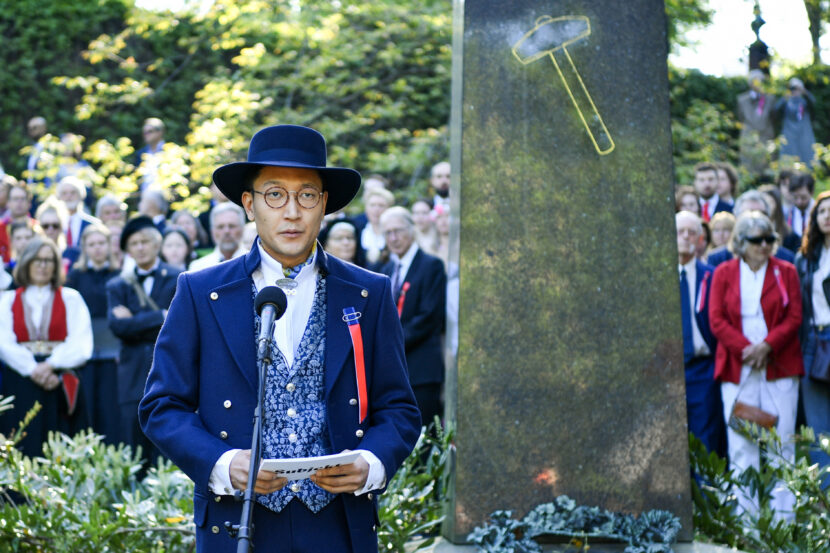 Oslo 20240517. Danby Choi holder 17. mai tale ved Henrik Ibsens grav på Vår Frelsers gravlund i Oslo. (Foto: Rodrigo Freitas/NTB.)