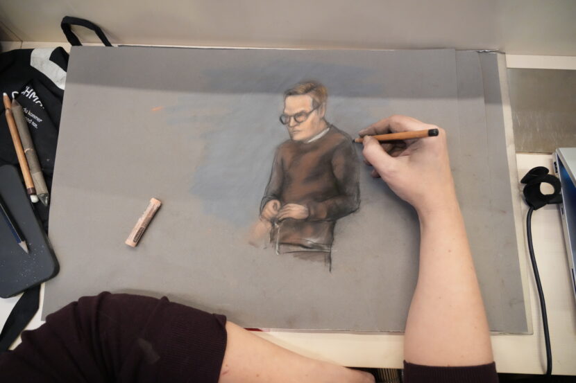 Oslo 20260203. Tegner Ane Hem illustrerer Marius Borg Høiby som vitner under andre dag av rettssaken mot ham som pågår i sal 250 i Oslo tingrett. Marius Borg Høiby (29) er tiltalt for totalt 38 hendelser, blant annet fire sovevoldtekter, mishandling, vold, trusler, skadeverk, oppbevaring og overlevering av marihuana, brudd på besøksforbud og brudd på veitrafikkloven. Han erkjenner delvis straffskyld for det som gjelder den ene fornærmede, «Frogner-kvinnen», og tiltaleposten om trusler. Han erkjenner også brudd på veitrafikkloven, besøksforbudet og narkotika-anklagen. Han nekter straffskyld for resten av tiltalen. Det er totalt sju fornærmede. (Foto: Ane Hem/NTB.)