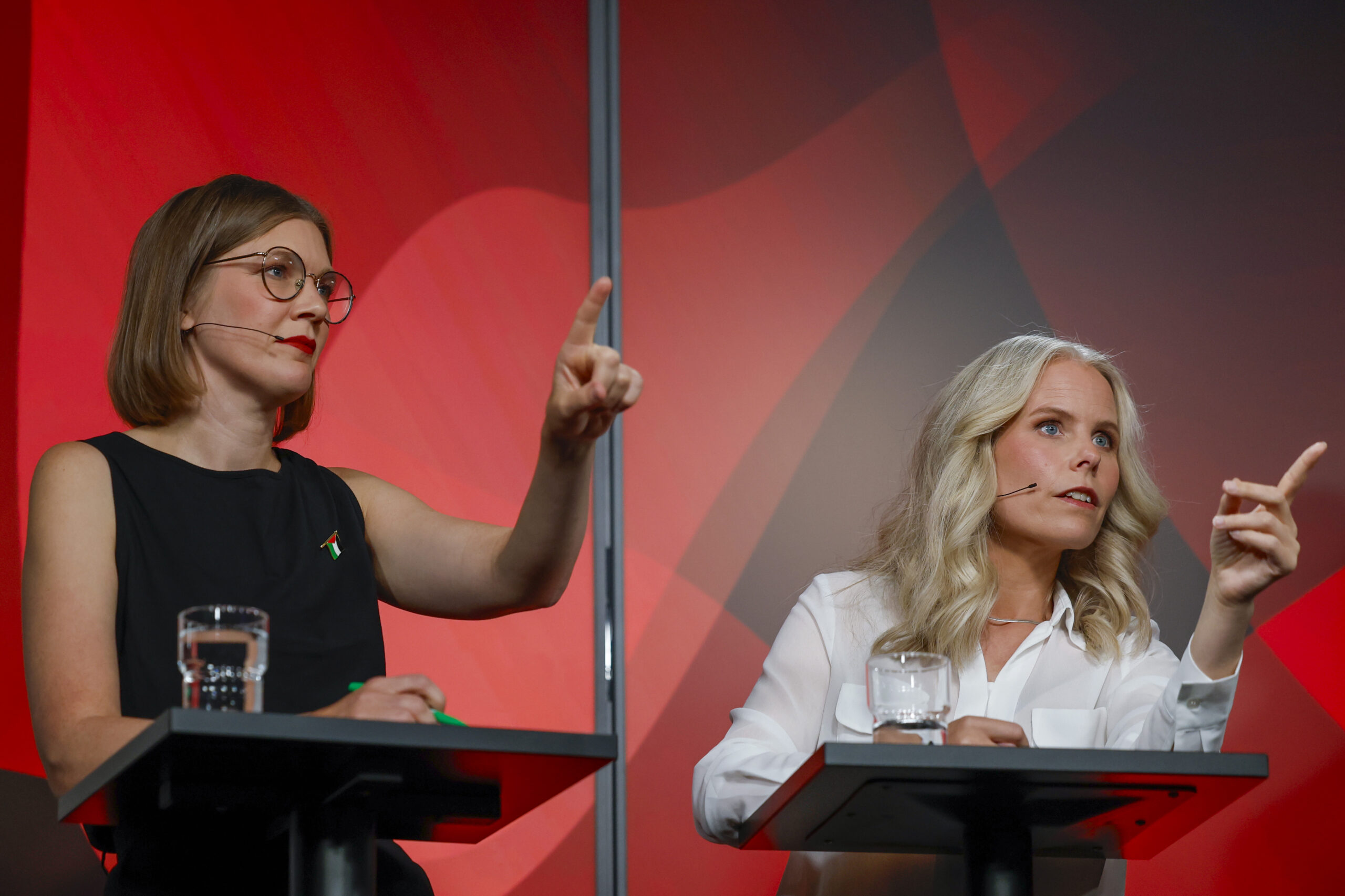 Oslo 20250806. Rødt-leder Marie Sneve Martinussen og SV-leder Kirsti Bergstø når Nettavisen og resten av Amedia inviterer landets partiledere til debatt i Nettavisens TV-studio. (Foto: Jonas Been Henriksen/NTB.)