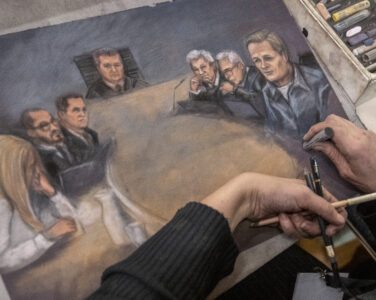 Oslo 20260313. Ane Hem tegner tiltalte og den fornærmede «Frogner-kvinnen» under siste dag med bevisførsel i straffesaken mot Marius Borg Høiby i sal 250 i Oslo tinghus. Saken mot Marius Borg Høiby pågår i sal 250 i Oslo tinghus. Marius Borg Høiby (29) er tiltalt for totalt 38 hendelser, blant annet fire sovevoldtekter, mishandling, vold, trusler, skadeverk, oppbevaring og overlevering av marihuana, brudd på besøksforbud og brudd på veitrafikkloven. Han erkjenner delvis straffskyld for det som gjelder den ene fornærmede, «Frogner-kvinnen», og tiltaleposten om trusler. Han erkjenner også brudd på veitrafikkloven, besøksforbudet og narkotika-anklagen. Han nekter straffskyld for resten av tiltalen. Det er totalt sju fornærmede. (Foto: Heiko Junge/NTB.)