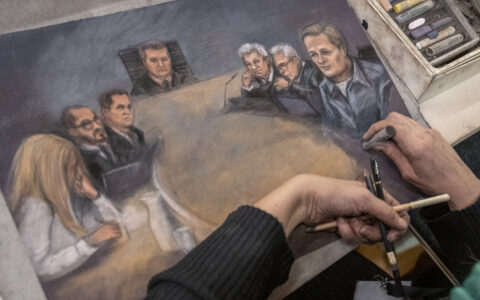 Oslo 20260313. Ane Hem tegner tiltalte og den fornærmede «Frogner-kvinnen» under siste dag med bevisførsel i straffesaken mot Marius Borg Høiby i sal 250 i Oslo tinghus. Saken mot Marius Borg Høiby pågår i sal 250 i Oslo tinghus. Marius Borg Høiby (29) er tiltalt for totalt 38 hendelser, blant annet fire sovevoldtekter, mishandling, vold, trusler, skadeverk, oppbevaring og overlevering av marihuana, brudd på besøksforbud og brudd på veitrafikkloven. Han erkjenner delvis straffskyld for det som gjelder den ene fornærmede, «Frogner-kvinnen», og tiltaleposten om trusler. Han erkjenner også brudd på veitrafikkloven, besøksforbudet og narkotika-anklagen. Han nekter straffskyld for resten av tiltalen. Det er totalt sju fornærmede. (Foto: Heiko Junge/NTB.)