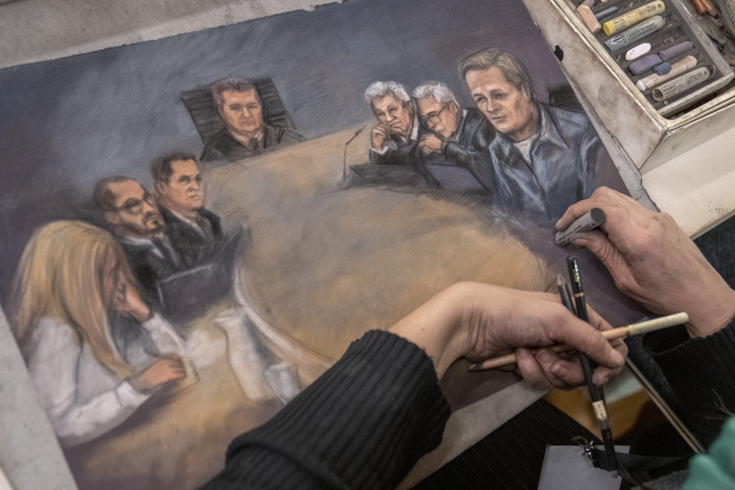 Oslo 20260313. Ane Hem tegner tiltalte og den fornærmede «Frogner-kvinnen» under siste dag med bevisførsel i straffesaken mot Marius Borg Høiby i sal 250 i Oslo tinghus. Saken mot Marius Borg Høiby pågår i sal 250 i Oslo tinghus. Marius Borg Høiby (29) er tiltalt for totalt 38 hendelser, blant annet fire sovevoldtekter, mishandling, vold, trusler, skadeverk, oppbevaring og overlevering av marihuana, brudd på besøksforbud og brudd på veitrafikkloven. Han erkjenner delvis straffskyld for det som gjelder den ene fornærmede, «Frogner-kvinnen», og tiltaleposten om trusler. Han erkjenner også brudd på veitrafikkloven, besøksforbudet og narkotika-anklagen. Han nekter straffskyld for resten av tiltalen. Det er totalt sju fornærmede. (Foto: Heiko Junge/NTB.)