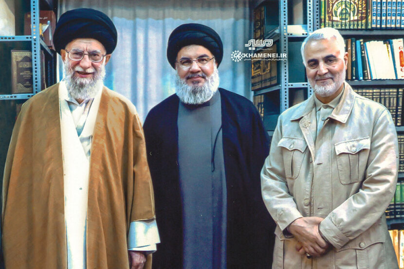Ali Khamenei (til venstre), Irans øverste leder, Hassan Nasrallah (i midten), tidligere leder av Hizbollah, Qasem Soleimani (til høyre). (Foto: Khamenei.ir.)