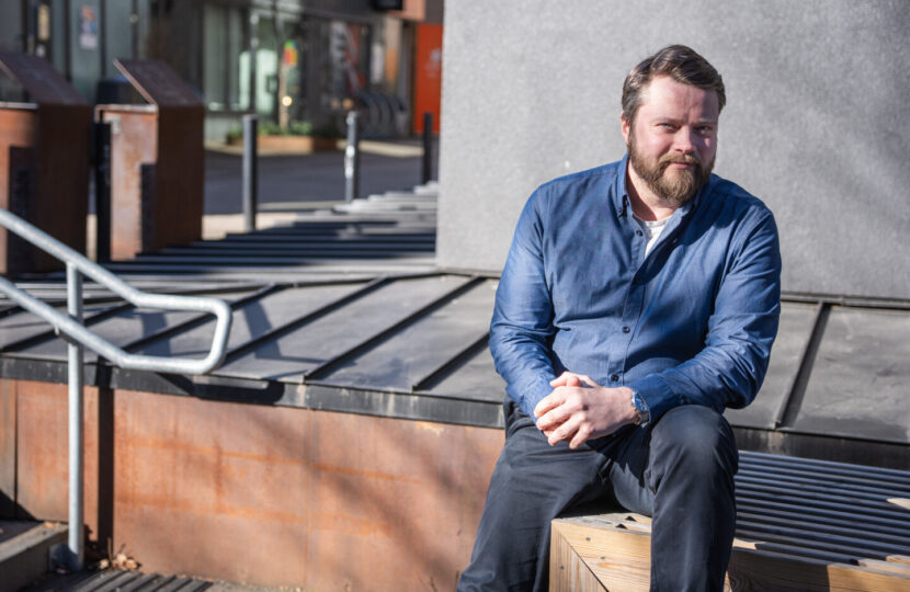 Ola Buxrud er lektor på Foss videregående skole i Oslo. Claim to fame: Læreren til Jo Marstein fra Undergrunn. Han er ikke imponert over motorsag-skillsa til Mímir Kristjánsson.