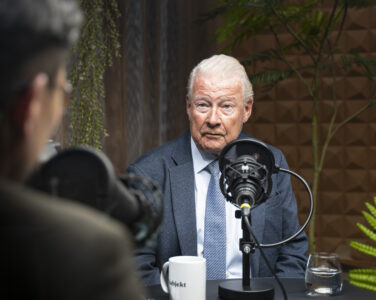 Politiker Carl I. Hagen (FRP) gjester podkasten Danby Choi +1. (Foto: Iver Skrede.)