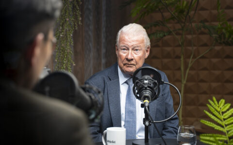 Politiker Carl I. Hagen (FRP) gjester podkasten Danby Choi +1. (Foto: Iver Skrede.)