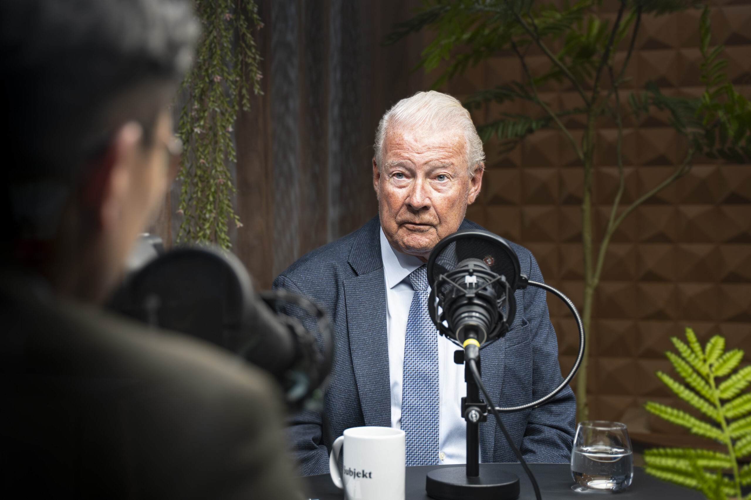 Politiker Carl I. Hagen (FRP) gjester podkasten Danby Choi +1. (Foto: Iver Skrede.)