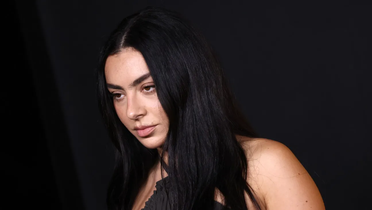 Popstjerne og skuespiller i «The Moment», Charli XVX (Foto: Tommaso Boddi/FilmMagic.)