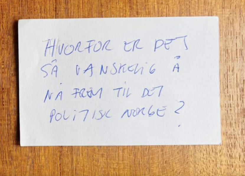 Bilder av spørsmålskort brukt i salen under åpen høring angående Bufdirrådene om møter med kjønnsmangfoldi offentlige tjenester. (Foto: Genid Norge.)