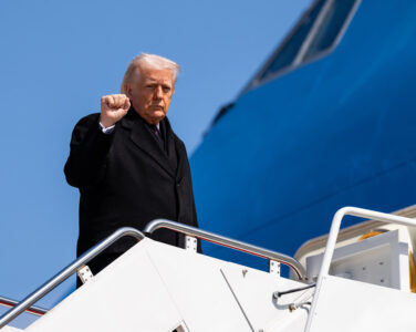 USAs president, Donald Trump, løfter neven i en gest på vei omborde i presidentflyet Air Force One på Joint Base Andrews-basen i, Maryland. (Foto: Getty.)