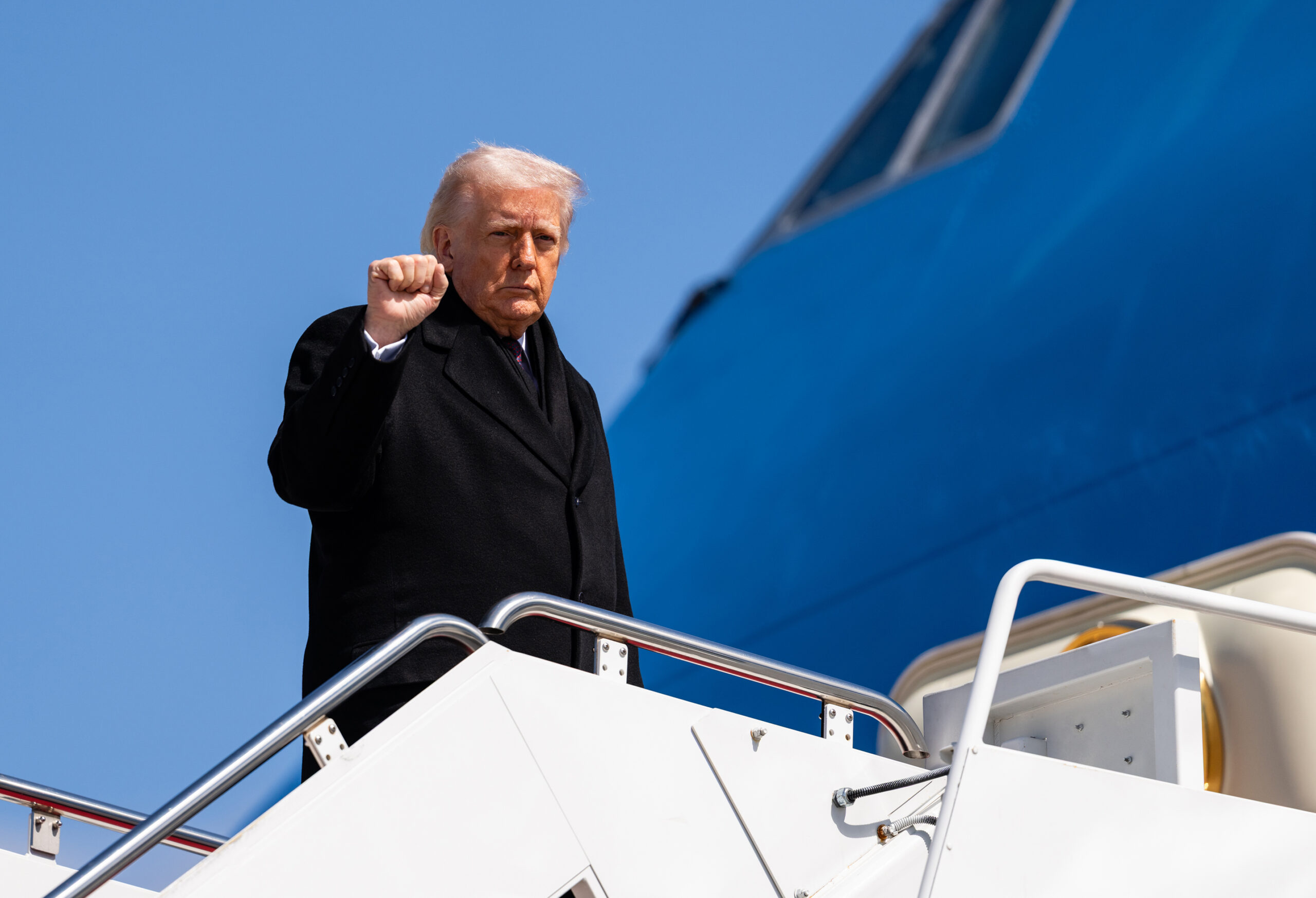 USAs president, Donald Trump, løfter neven i en gest på vei omborde i presidentflyet Air Force One på Joint Base Andrews-basen i, Maryland. (Foto: Getty.)