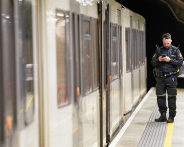 Oslo 20250128. Politiet søker etter en person etter en person skal være knivstukket på Romsås stasjon i Oslo. (Foto: Cornelius Poppe/NTB.)